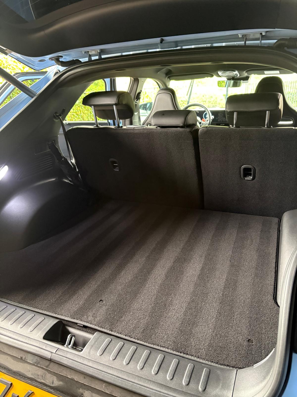 Gestofzuigde kofferbak met streepvrije bekleding