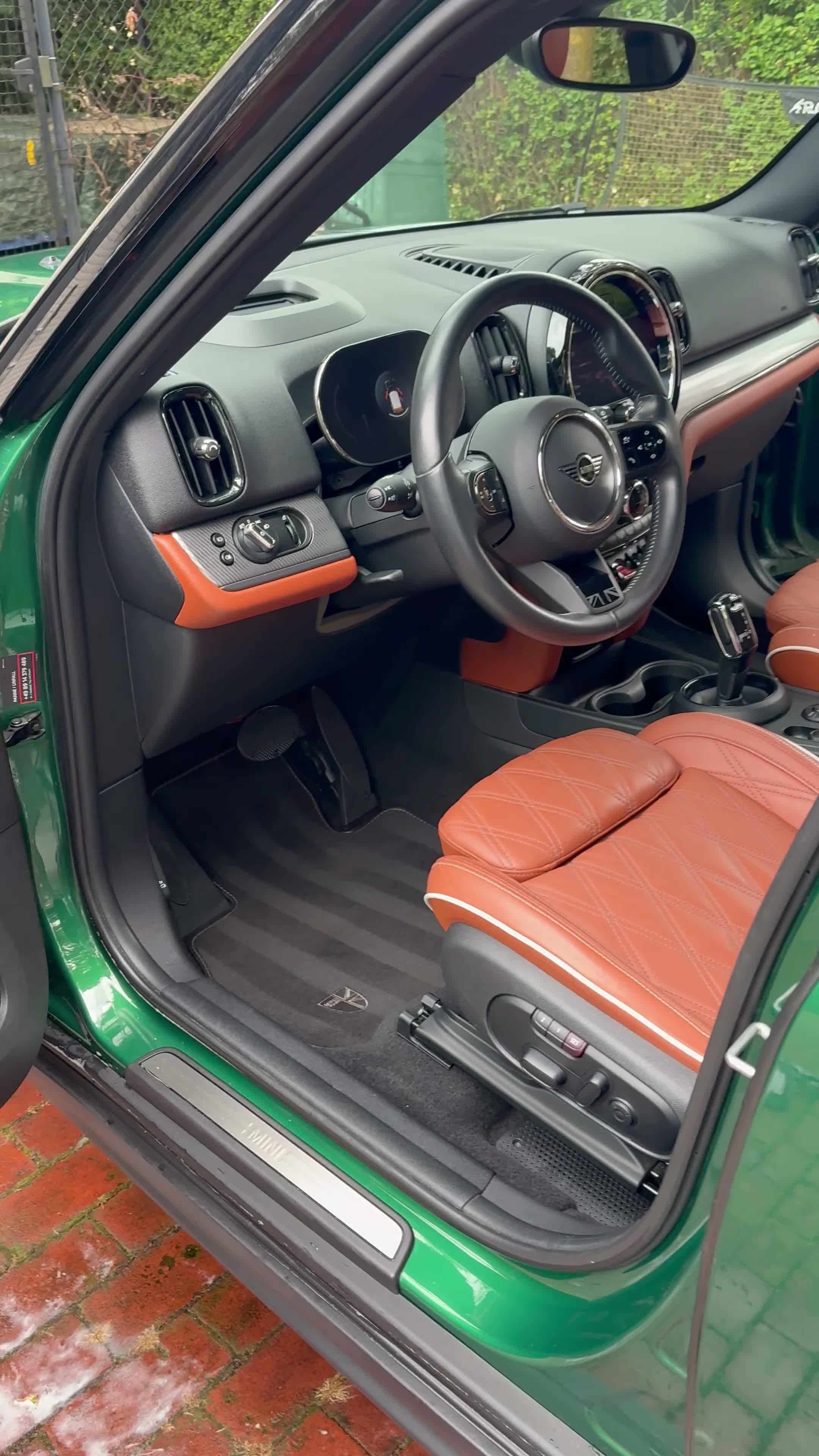 Mini-interieur met verzorgd cognackleurig leer