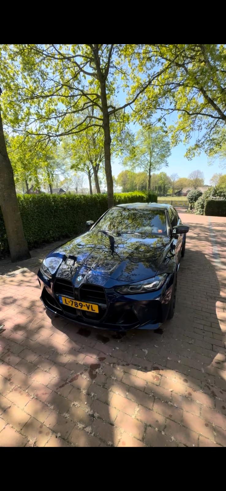 Gewassen zwarte brommobiel met glanzende lak