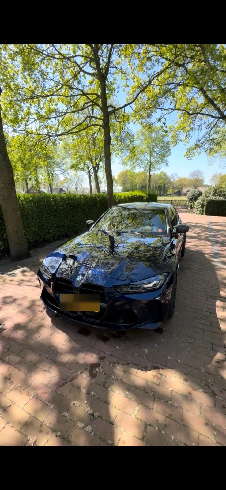 Gewassen zwarte brommobiel met glanzende lak